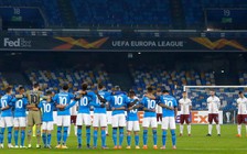 Cầu thủ Napoli mặc áo để tôn vinh huyền thoại Diego Maradona tại Europa League