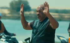 Mike Tyson ‘đụng độ’ người đàn ông khỏe nhất thế giới