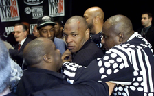 Những tình tiết gay cấn về cuộc ẩu đả giữa Mike Tyson và Lennox Lewis