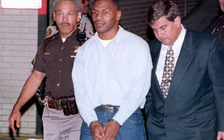 Mike Tyson đã từng ‘ngủ’ với nữ quản giáo để được giảm án
