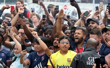 Người hâm mộ PSG túc trực ở sân bay chào đón Messi
