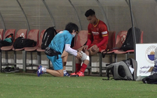 Đầu gối bị quấn băng và bỏ dở buổi tập, nhưng Văn Thanh không chấn thương nặng