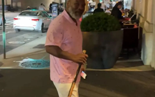 Mike Tyson bắt đầu 'yếu ớt' và phải chống gậy?