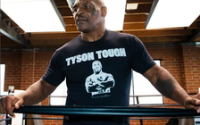 Không còn ngồi xe lăn, Mike Tyson khoe tốc độ và sức mạnh đáng sợ