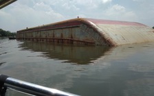 Sà lan nặng 1.200 tấn lật úp trên sông Sài Gòn