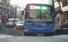 Bất bình tài xế xe buýt chạy lấn làn, ngược chiều giờ cao điểm ở Sài Gòn