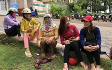 Kết sui gia trong lúc chờ con thi