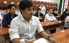 Nơi học sinh bỏ dép bên ngoài để vào phòng thi