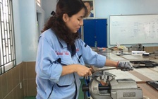 Đứng giữa lớp toàn nam sinh, nữ giáo viên trường nghề bối rối