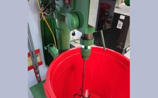 Giảng viên chế thiết bị tăng công suất sản xuất dung dịch sát khuẩn gấp 7 lần