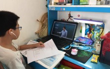 Hài hước chuyện phụ huynh phải ngồi 'canh' mỗi khi con học trực tuyến