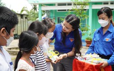 Bí thư T.Ư Đoàn thăm thanh niên tình nguyện và tặng học bổng cho học sinh nghèo