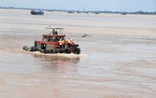 Sập sàn phụ trợ cầu Mỹ Thuận 2, một người mất tích: 'Anh không lấy được phao...'