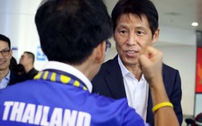 “Messi Thái” và HLV Nishino tươi rói tại sân bay Nội Bài