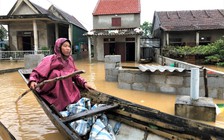 Sống trong lũ dữ: Ngập lên đến bàn thờ, người dân chắt chiu từng giọt nước