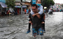 Mưa to, người Sài Gòn té ngã khi đường ngập sâu gần nửa mét