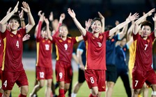 Hàng vạn khán giả cố nán lại sân để mừng chiến thắng của tuyển nữ Việt Nam