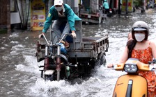 Người dân TP.HCM vẫn bì bõm lội nước ngập dù mưa đã ngưng cả 2 tiếng
