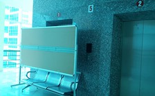Cửa thang máy bung khiến sinh viên đại học tử vong