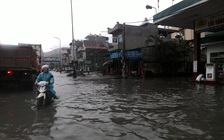 Mưa lớn, đường phố Cẩm Phả bị ngập sâu