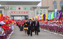 Đón đoàn đại biểu thanh niên Trung Quốc tại cửa khẩu Móng Cái