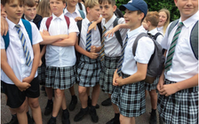 Bị cấm mặc quần short, các nam sinh diện váy đi học