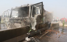 Ô tô tải bốc cháy trên quốc lộ 1A
