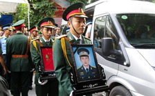 Hàng nghìn người đón di ảnh phi công Nguyễn Văn Tùng về với mẹ