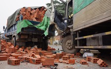 Dân phá cửa giải cứu tài xế xe tải bị mắc kẹt trong cabin