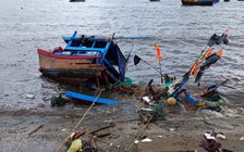 Khánh Hòa: Hàng chục tàu cá bị sóng đánh chìm