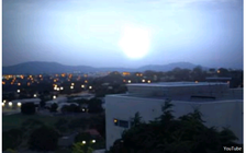 UFO xuất hiện giữa cơn giông sét ở Úc?