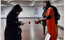 Cha giả gái đi bán hoa để kiếm tiền chữa ung thư cho con