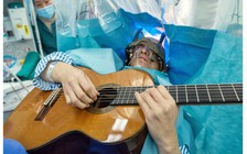 Nhạc sĩ vừa mổ não vừa chơi nhạc