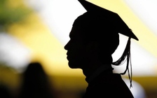 Nhiều cử nhân thu nhập thấp hơn người không học ĐH ở Anh