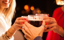 Uống rượu làm con người hạnh phúc hơn nhưng chỉ trong một lúc