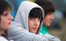 Vì sao thiếu niên dậy thì lại hay vụng về?