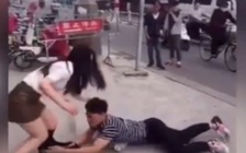 Chàng trai lăn lóc ôm chân bạn gái cầu xin tình yêu ở Trung Quốc