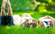 Trẻ đi chân trần học giỏi hơn trẻ mang giày