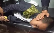 2 nữ sinh bắt cậu bé ăn bút chì đến phải nhập viện ở Trung Quốc