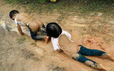 Cha mẹ Singapore trả tiền để con được... chơi dơ