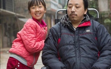 Bé gái 9 tuổi vừa lo cho cha bị liệt vừa học giỏi