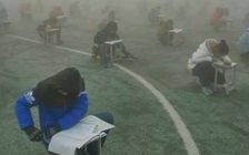 400 học sinh Trung Quốc ngồi thi ngoài trời giữa khói mù ô nhiễm