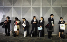 Sinh viên Nhật vật lộn với gánh nặng nợ nần