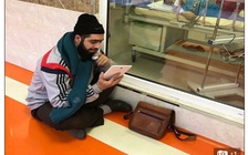 Thầy giáo đến bệnh viện giảng bài cho học sinh bị ung thư