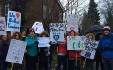 Tưởng hiệu trưởng bị sa thải, giáo viên Anh tổ chức ăn mừng