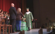 Tổ chức lễ tốt nghiệp sớm cho nam sinh có cha sắp qua đời