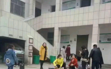 Chen lấn trong nhà vệ sinh trường học, 2 học sinh thiệt mạng