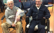 Cụ ông 102 tuổi bất ngờ nhận bằng tốt nghiệp trung học