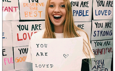 Nữ sinh biến toilet thành nơi độc đáo với đầy thông điệp yêu thương