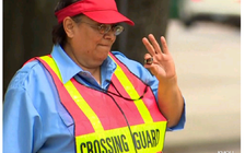 Học sinh góp tiền chữa bệnh ung thư cho người đưa trẻ qua đường